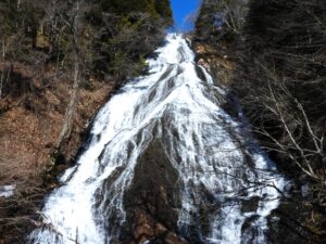 湯滝の全景と水が流れる岩肌｜奥日光のバードウォッチングスポット