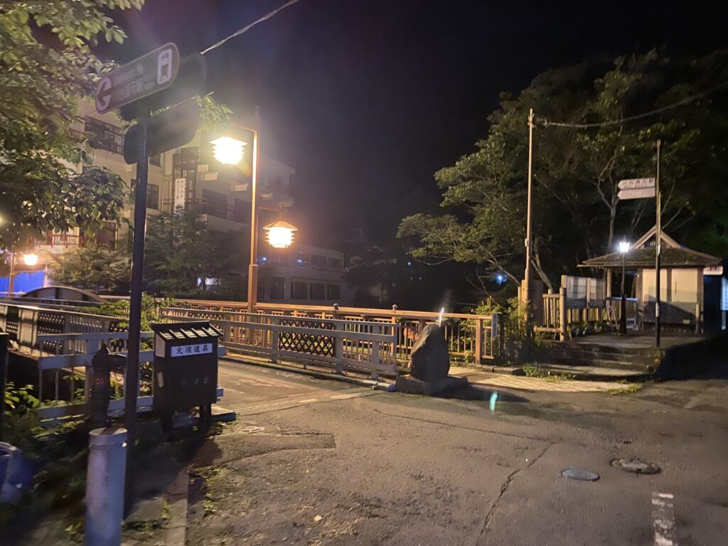 夜の温泉街の橋